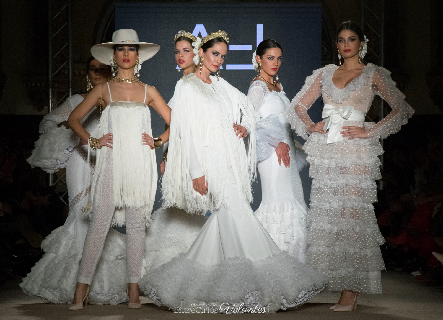 Tendencias flamencas 2019: 'En color blanco' Entre Cirios y Volantes